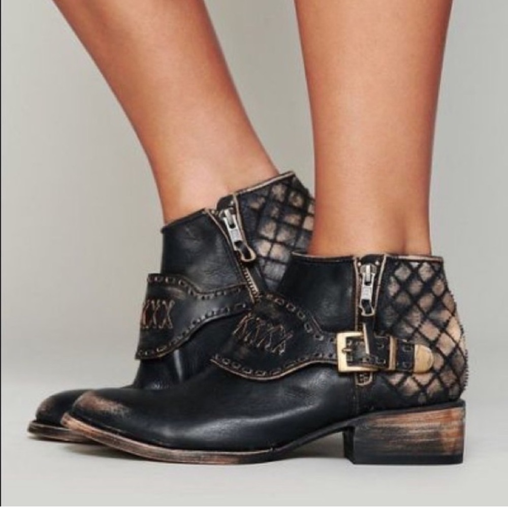 Freebird by Steven Grand Boots Black Leather Distressed Side Zips Booties 9-